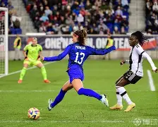 葡萄牙女足运动员登上国际赛事颁奖台视频