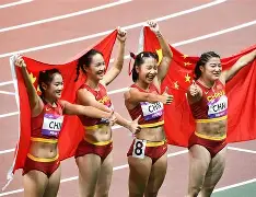 葡萄牙女足运动员登上国际赛事颁奖台视频